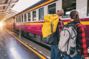 viajeros subiendo al tren